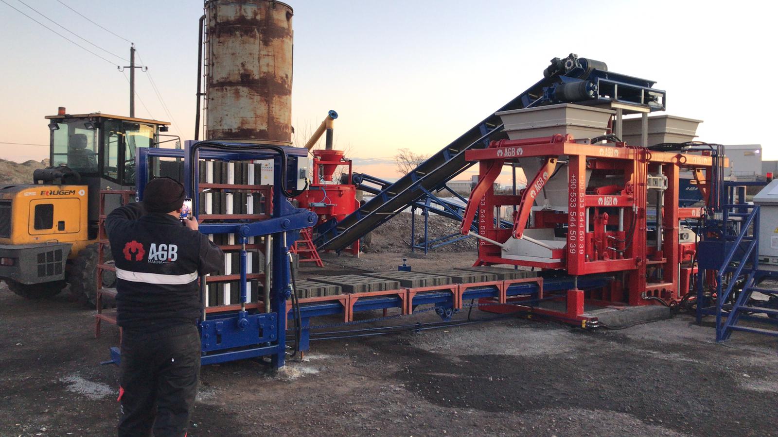 AGB 4.2  Machine a Parpaing Automatique fabrication de paves, brique, parpaing